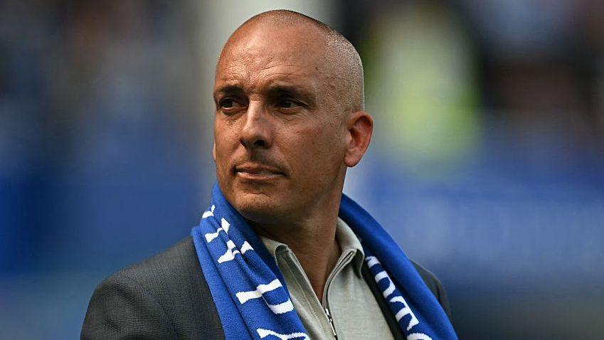 Leon Osman wearing a suit jacket and Everton scarf