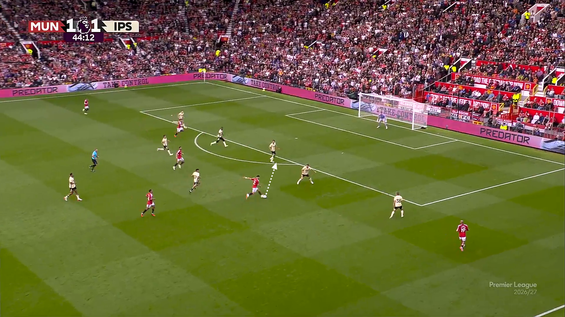 Screen grab from Manchester United v Ipswich showing Bruno Fernandes and Matheus Cunha's positioning