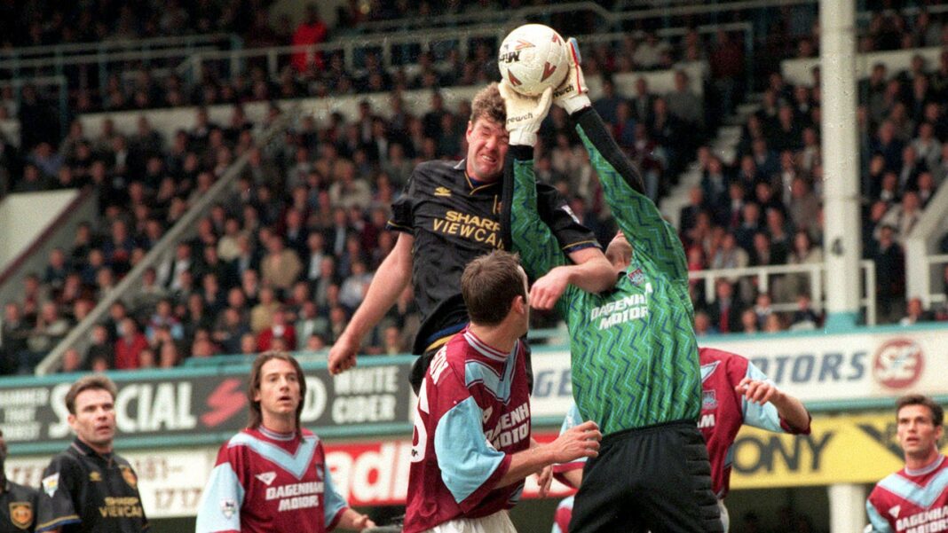 Former West Ham goalkeeper who famously denied Man Utd league title dies Skynews ludek miklosko man utd 7351185