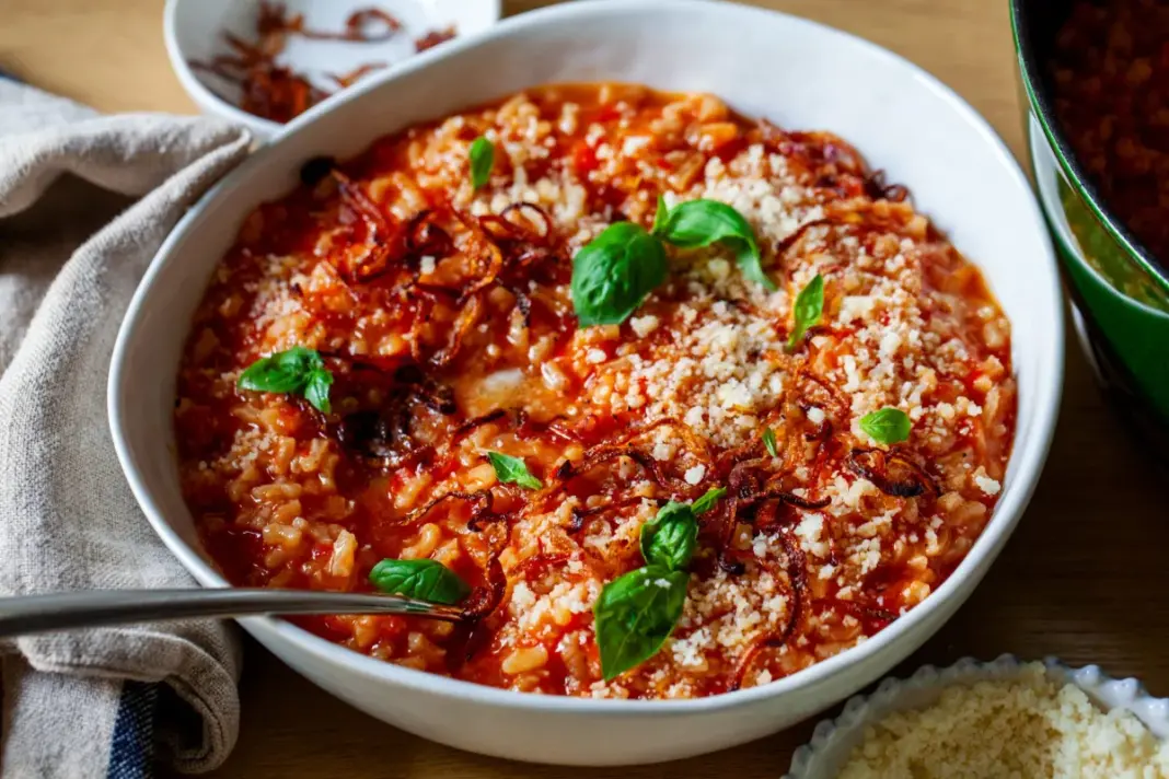 tomato risotto with frizzled red onions Tomato risotto with frizzled onions 14 scaled