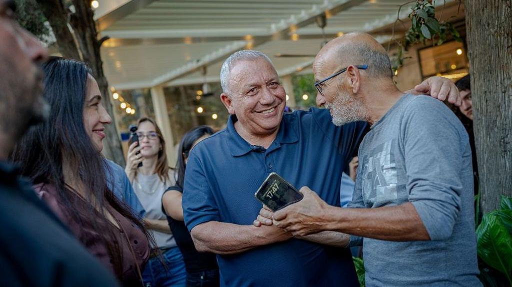 Eisenkot shakes a mans hand.