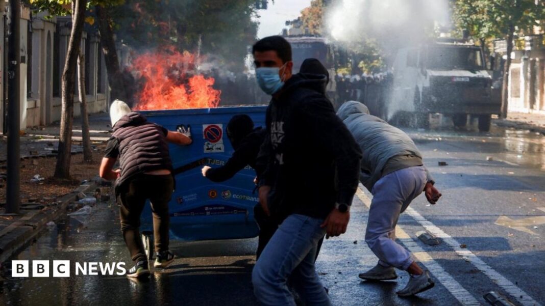 Violent clashes between police and protesters in Albania image