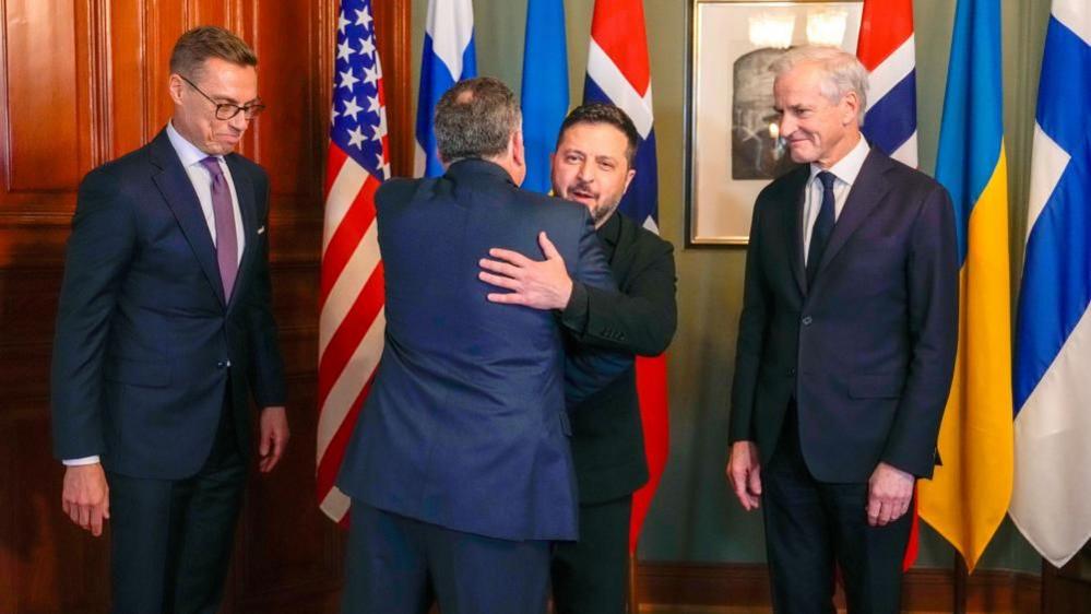 US Special envoy Steve Witkoff hugs Ukrainian President Volodymyr Zelensky as Finnish President Alexander Stubb (left) and Norwegian Prime Minister onas Gahr Støre look on before talks in Oslo. Photo: 20 October 2026