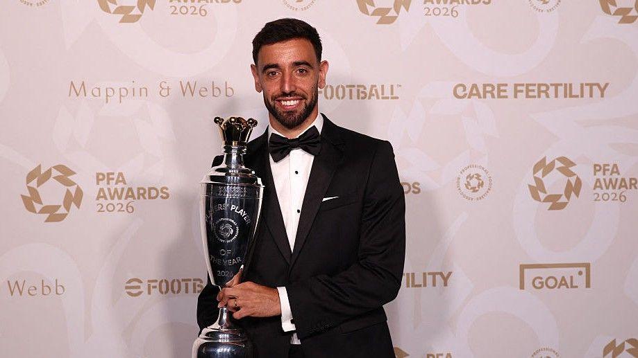 Bruno Fernandes holding the PFA Player of the Year trophy