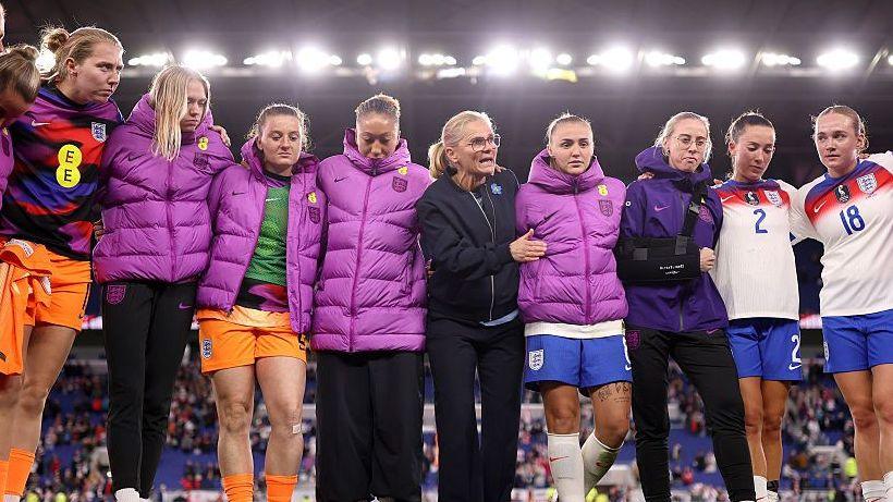 Sarina Wiegman (centre)