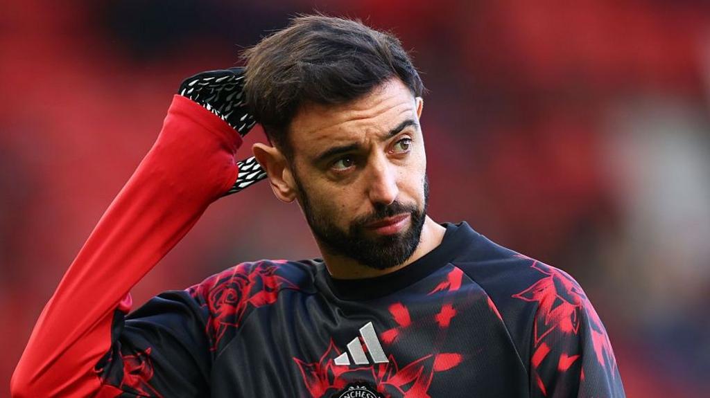 Bruno Fernandes in black and red Manchester United training kit