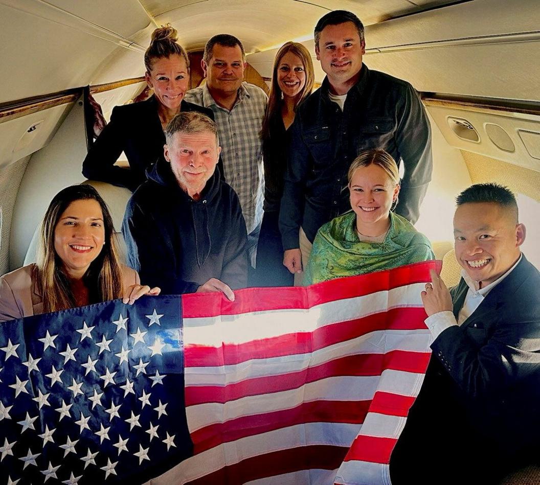 Freed US citizen was tortured in Russian jail, former Ukrainian prisoners say Stephen Hubbard (second from left in the first row) poses with family members and American officials on board a flight to the US after his release from prison. Photo: 21 October 2026