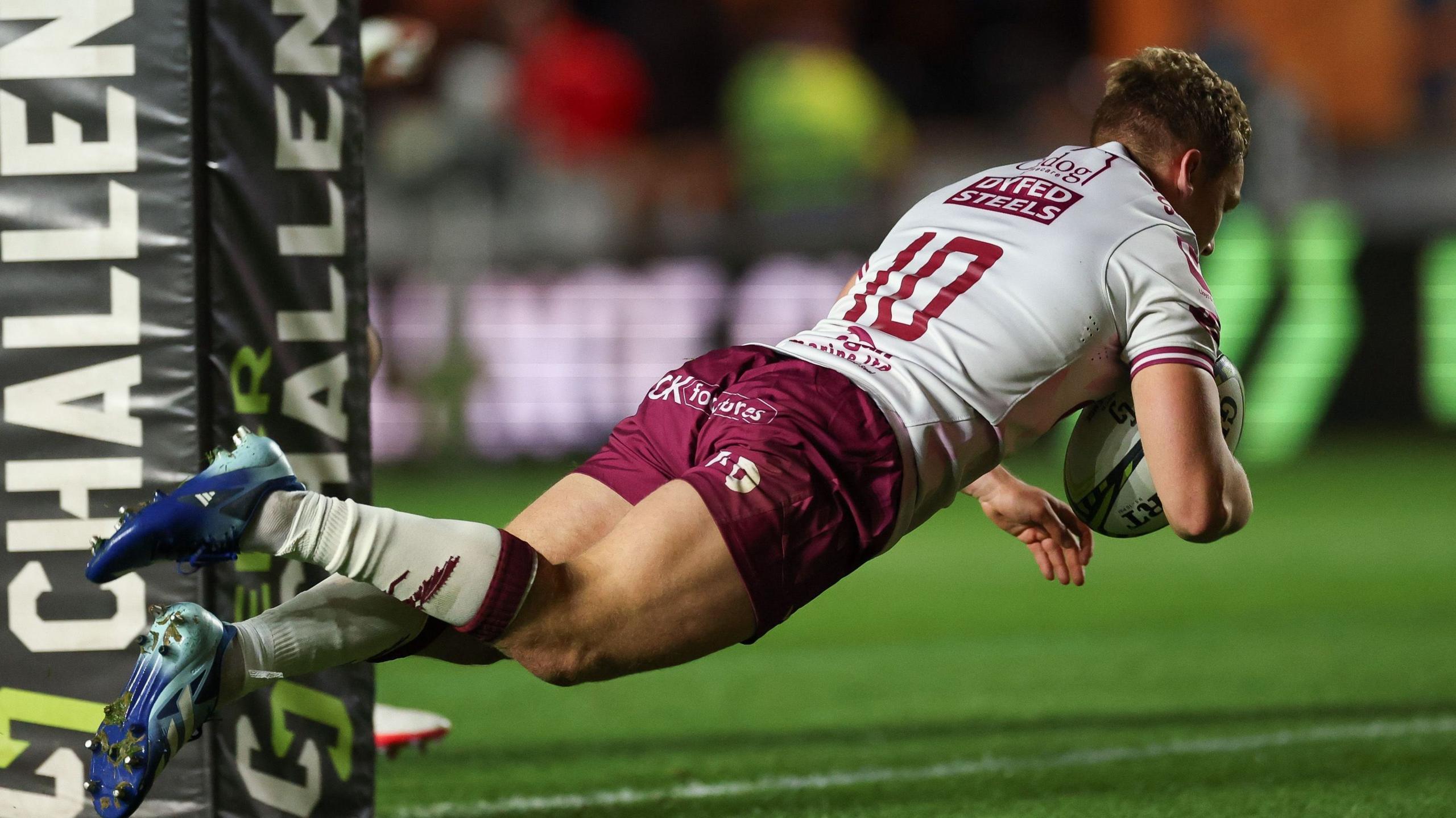 Sam Costelow dives for a Scarlets try