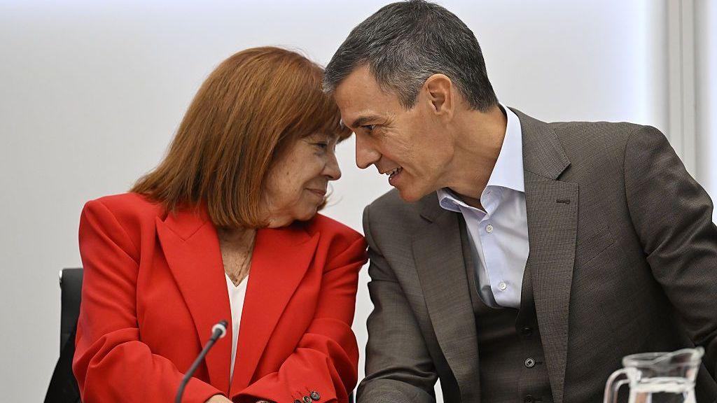 Narbona and Sánchez sit closely as he speaks to her during a meeting