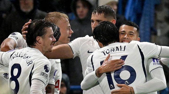 Tottenham players celebrate beating Tottenham