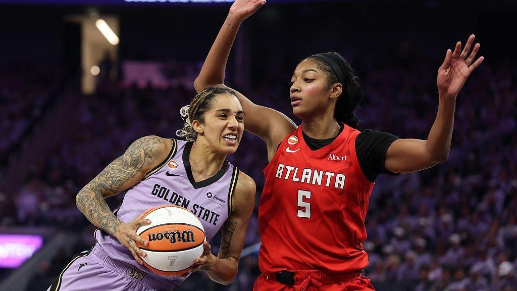 Gabby Williams grapples with Angel Reese