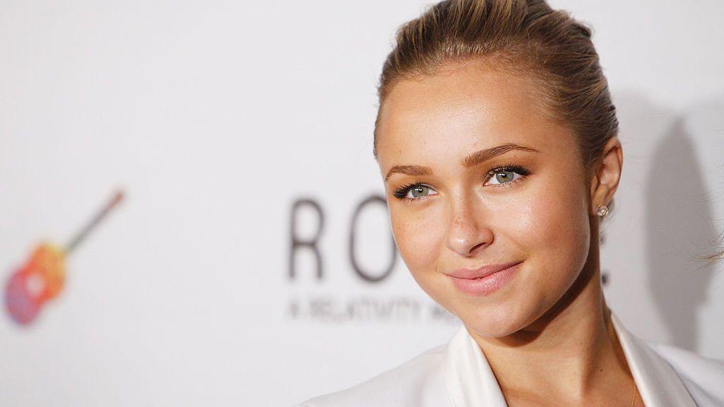 Hayden Panettiere smiles in a white blazer as she arrives to the 2009 "Rock-N-Reel" event held at Culver Studios on June 14, 2009 in California.