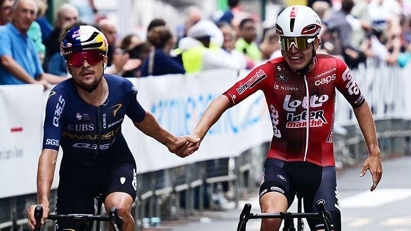 Tom Pidcock congratulates Jarno Widar after he wins the Tre Valli Varesine race in October 2026