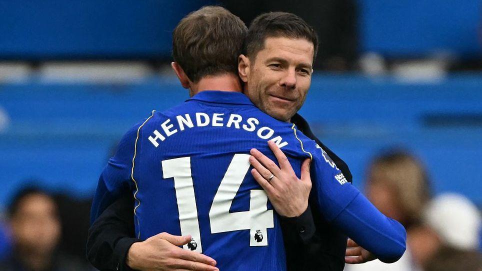 Jordan Henderson giving a hug to Xabi Alonso
