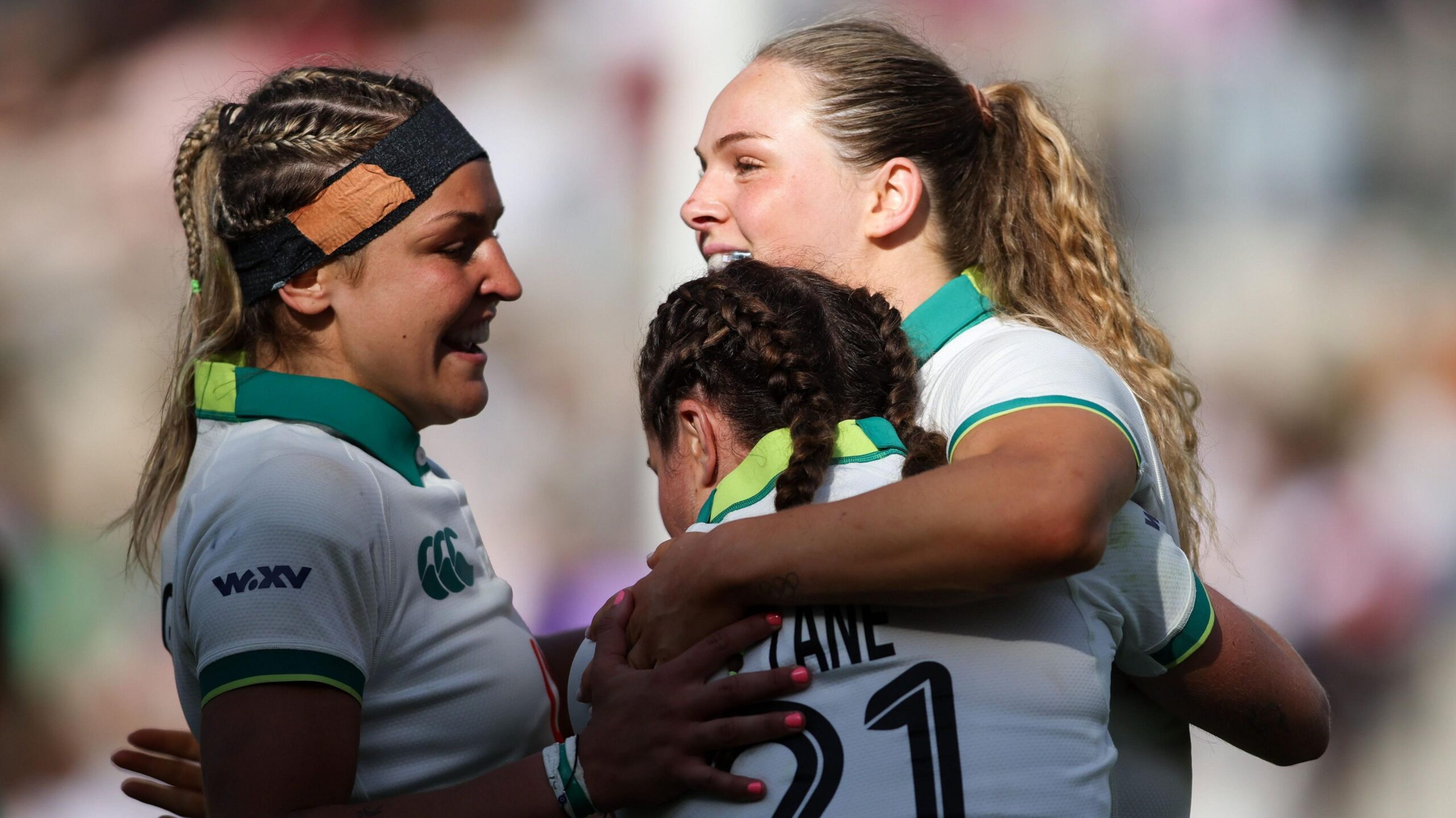 Ireland celebrate one of Beibhinn Parsons' tries