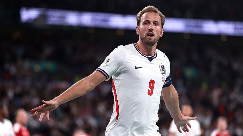 Kane celebrates scoring for England against Czechia