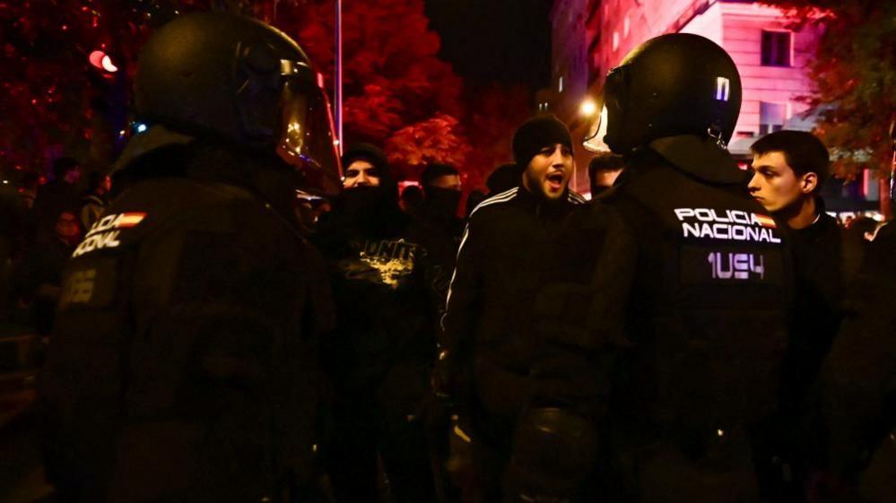 Far-right groups and police face off outside Spain's Ministry of Transportation