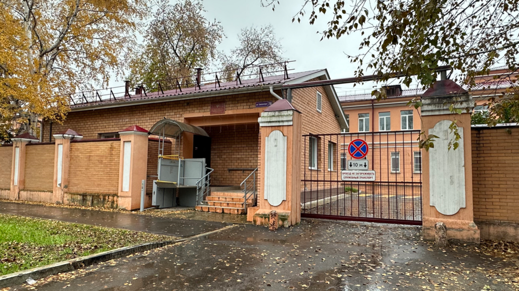 A view of the entrance to the grounds of the anti-plague institute in the Russian city of Irkutsk, with red-brick buildings visible behind a gate, 6 October 2026