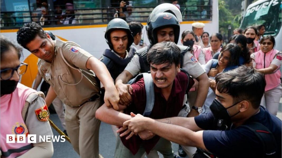 ‘Cockroach’ group leaders among hundreds detained in Delhi protest ‘Cockroach’ group leaders among hundreds detained in Delhi protest