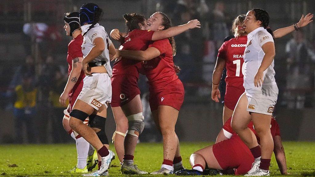Wales players celebrate victory over Japan