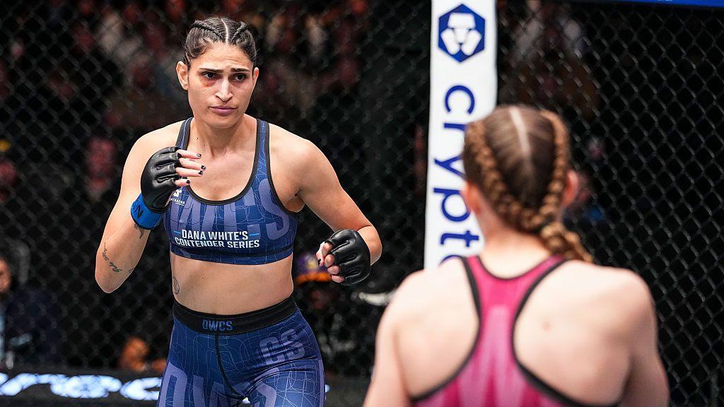 Aline Pereira in action against Smilla Sundell