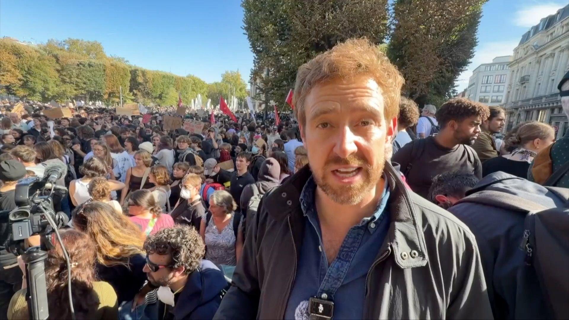 Nick Beake stands in front of a large crowd in Lille