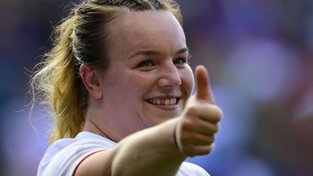 Atkin-Davies returns to rugby after birth of daughter Lark Atkin-Davies puts her thumbs up