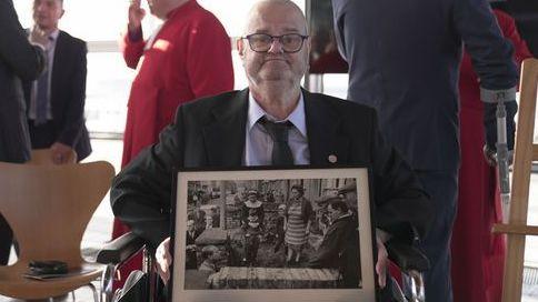 Gareth Jones, who survived the Aberfan disaster aged six, has shaken hands with King Charles.