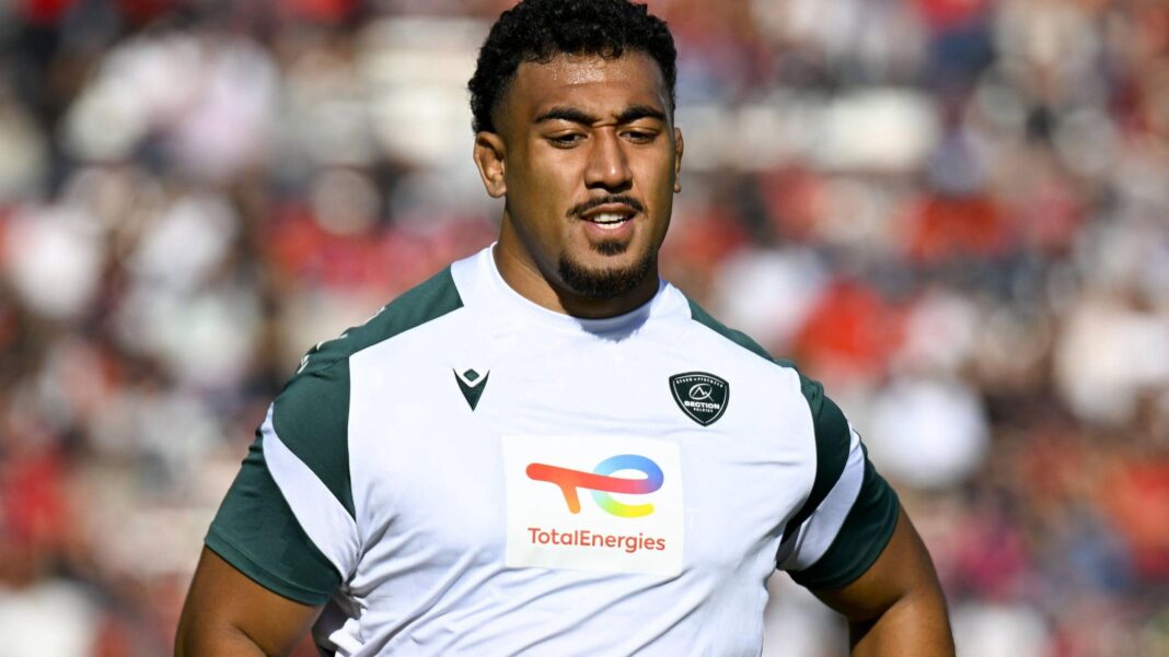 Carwyn Tuipulotu in a white Pau shirt