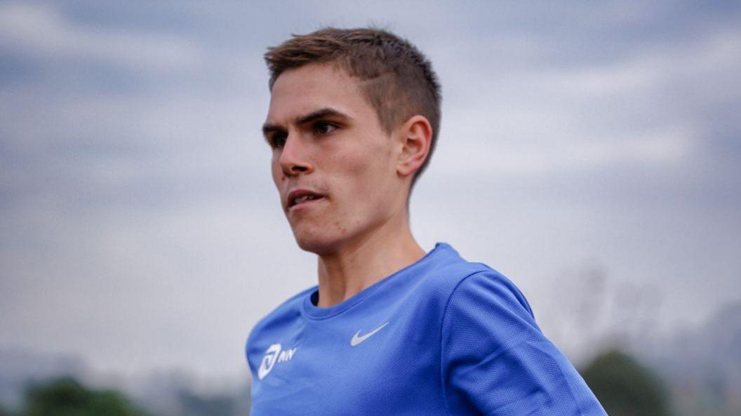 Jake Smith running in a blue T-shirt