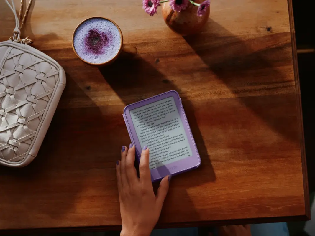 The new Kindle ditches the bezel in a push toward a smaller, lighter e-reader Kindle cafe reading