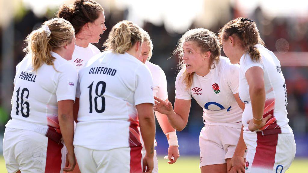 Zoe Aldcroft talking in a huddle during the 2024 Six Nations