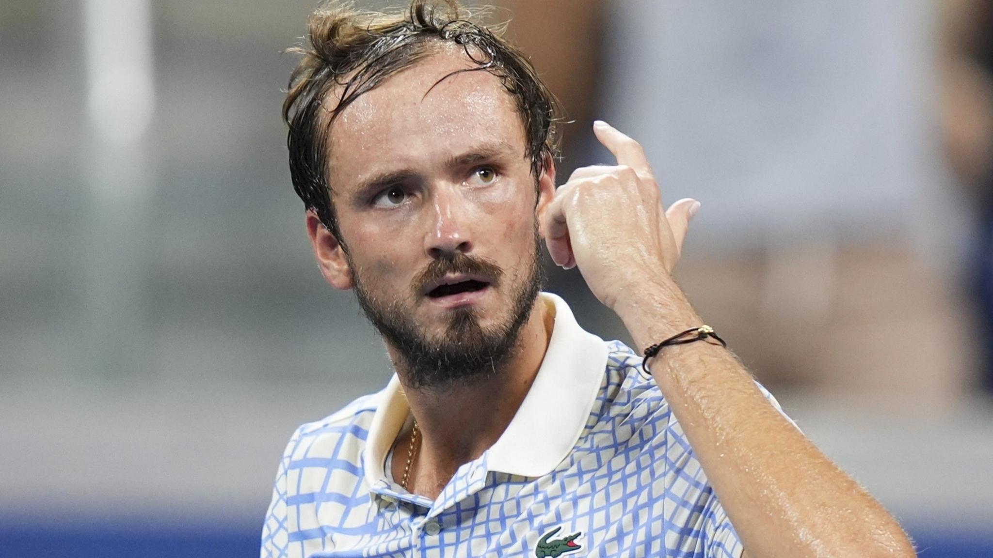 Daniil Medvedev points to his head