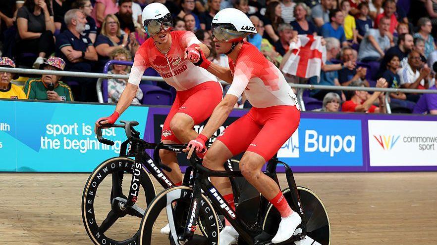 Hobbs and Vernon ride for team England in the Men's 10Km Scratch Race Final