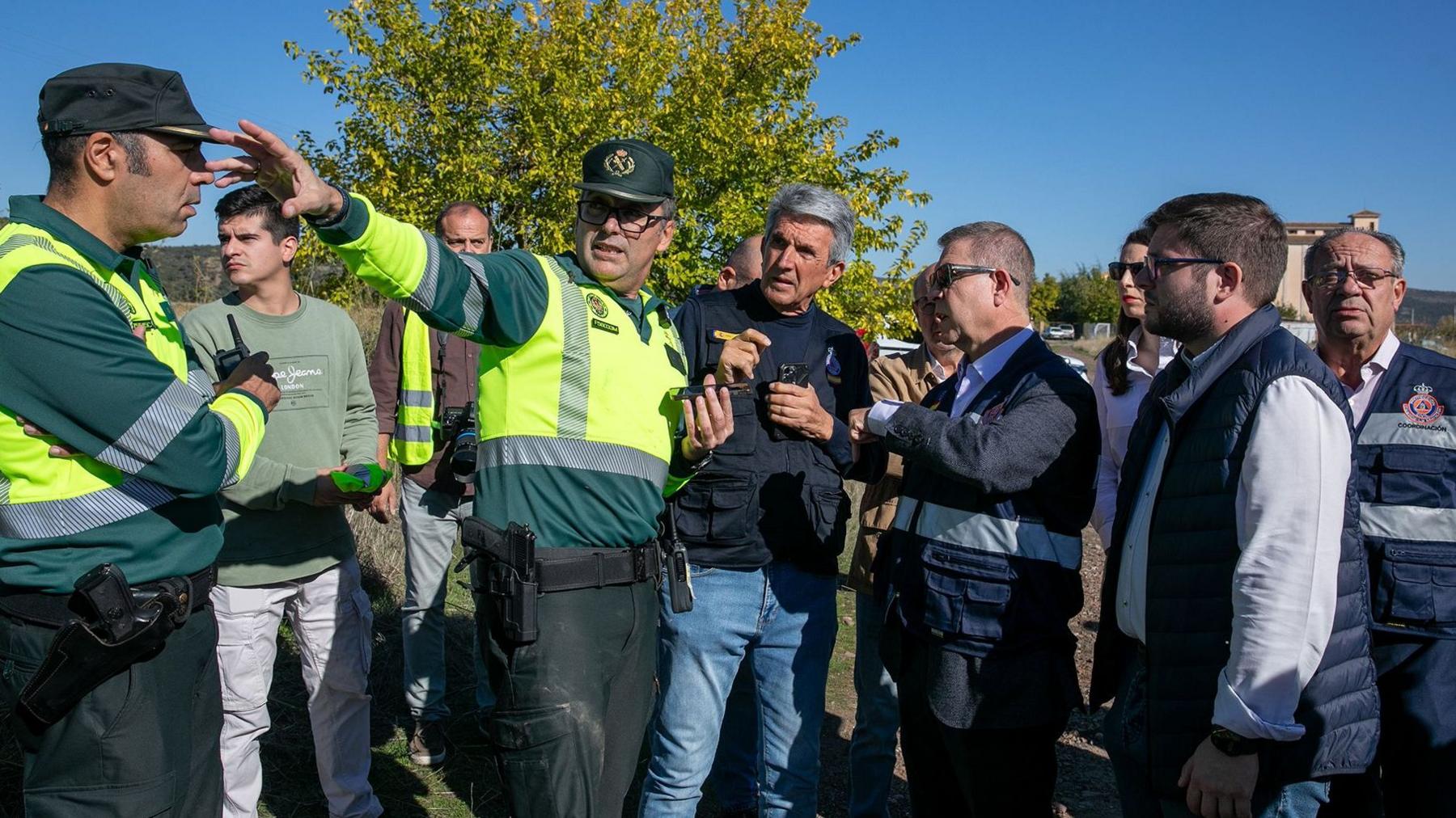 The President of Castilla-La Mancha, Emiliano García-Page (2nd from left), and the Government Delegate for Castilla-La Mancha, José Pablo Sabrido (3rd from left), are briefed on the accident by those working at the scene, on 28 October 2026, in Urda, Toledo, Castilla-La Manch