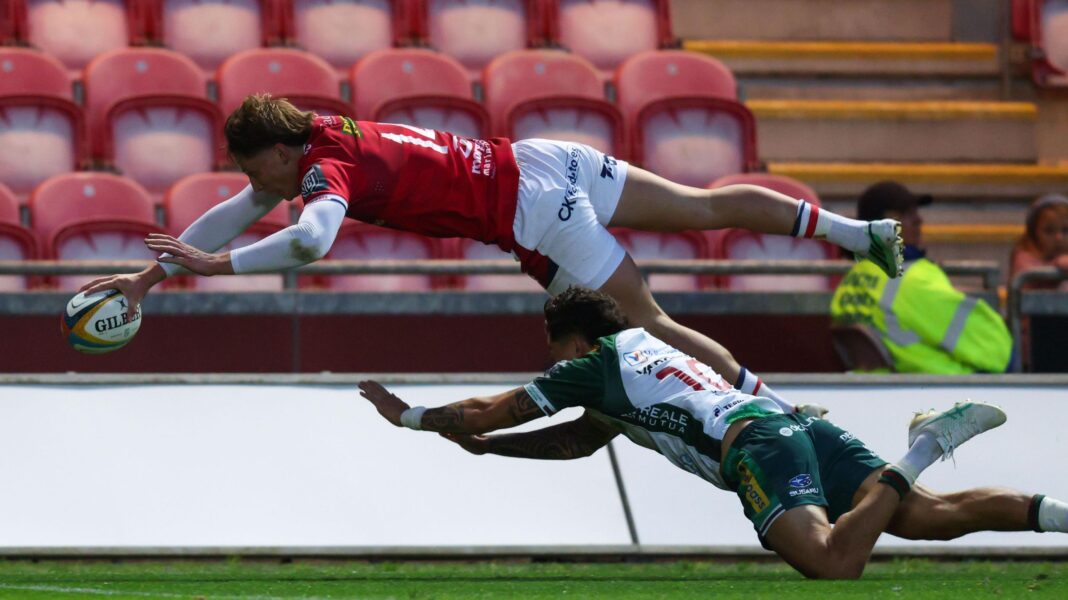 Ellis Mee dives to score for Scarlets against Benetton
