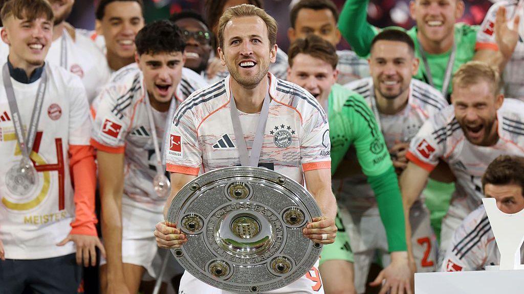Harry Kane celebrates winning the Bundesliga