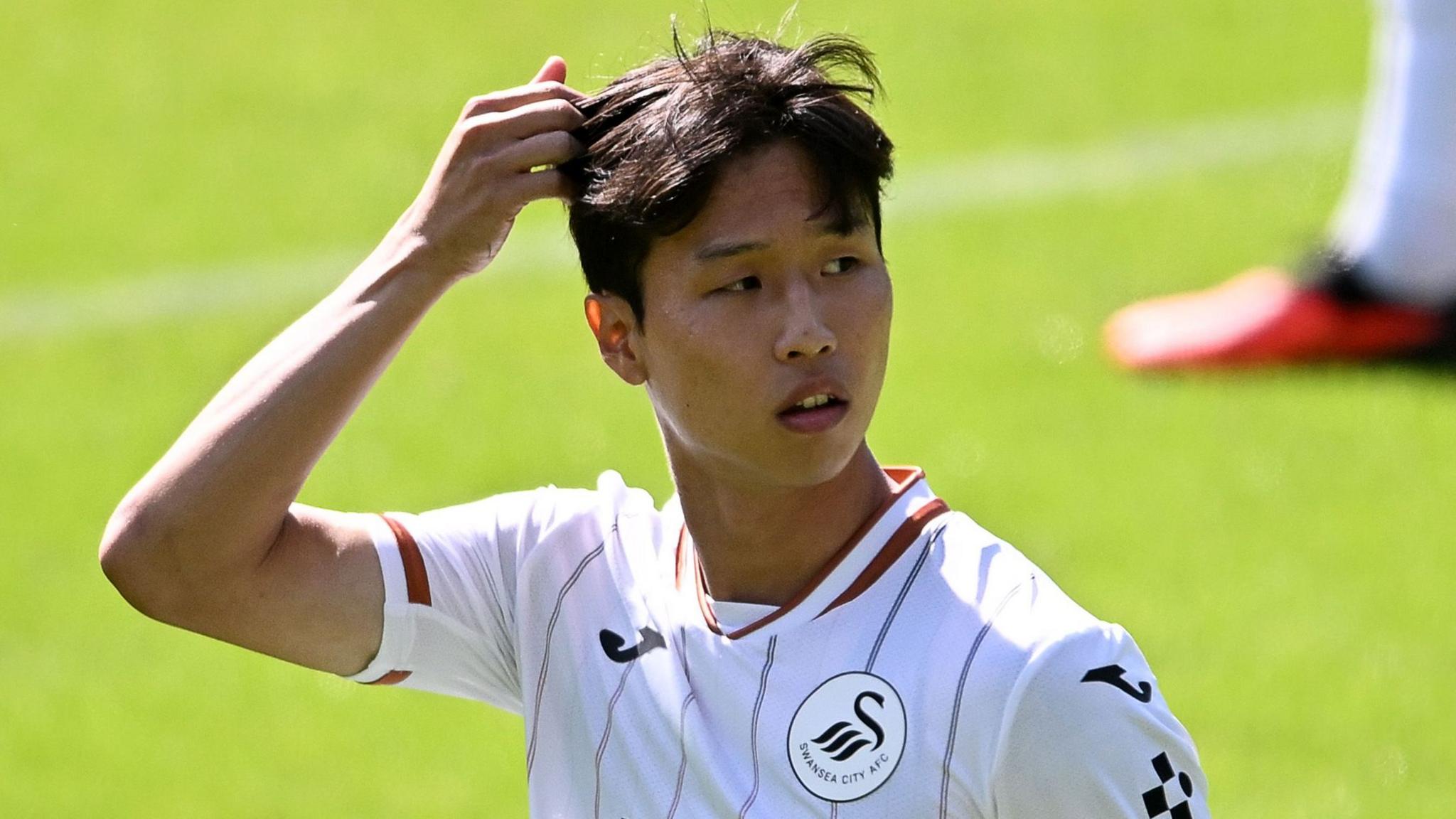 Eom Jisung during a Swansea game this season