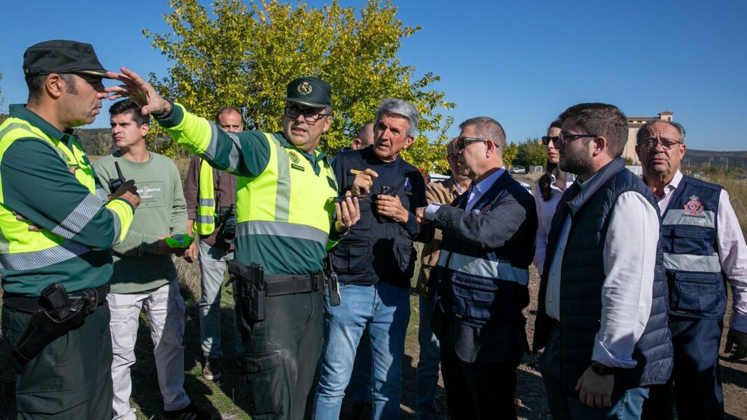 All Spanish cup matches suspended after Madrid train collision Delegate for Castilla-La Mancha, José Pablo Sabrido (3rd from left), are briefed on the accident by those working at the scene, on 28 October 2026, in Urda, Toledo, Castilla-La Mancha (Spain).