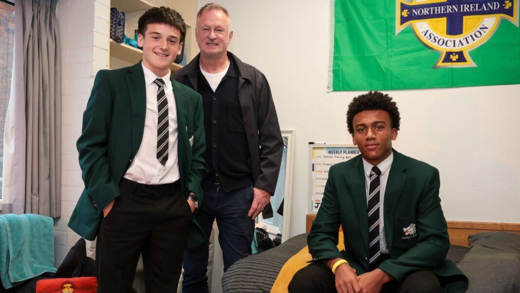 Northern Ireland manager Michael O'Neill with academy players Bailey Magee and Kayson Braniff