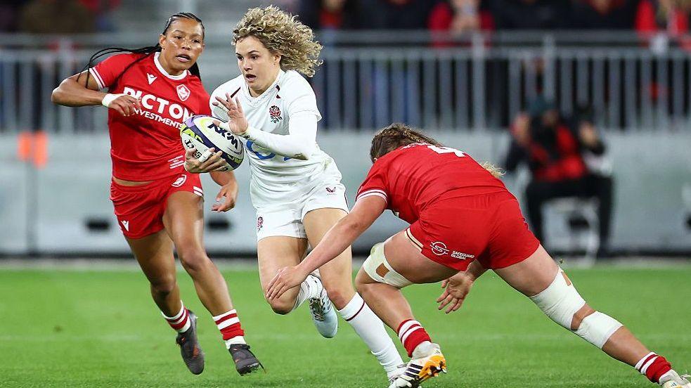 Ellie Kildunne runs with the ball