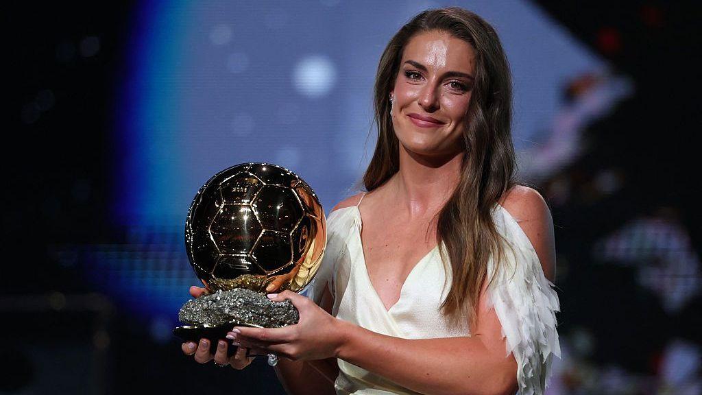 Alexia Putellas with the Ballon d'Or Feminin trophy