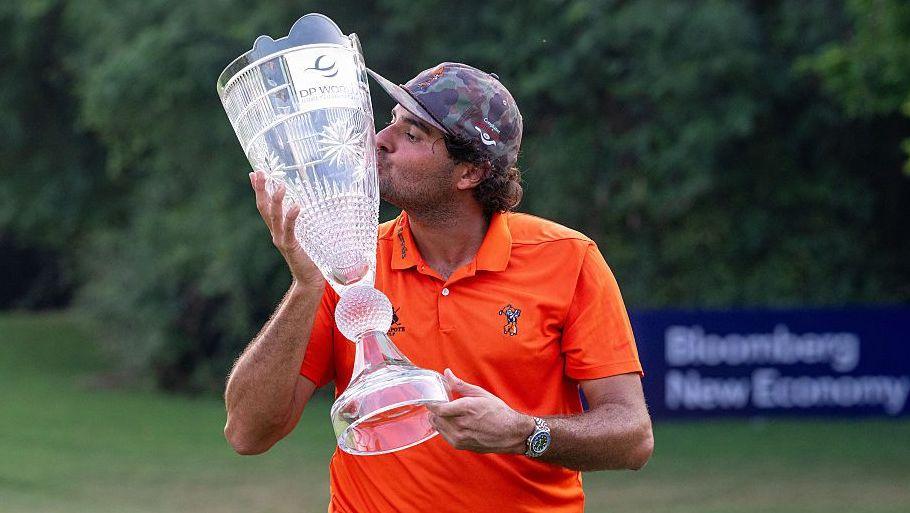Eugenio Chacarra kisses the DP World India Championship trophy