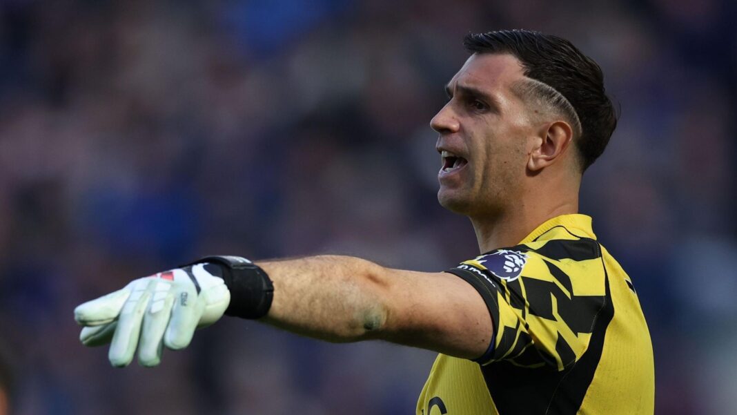 Martinez breaks jaw in Chelsea win at Everton Chelsea goalkeeper Emiliano Martinez points