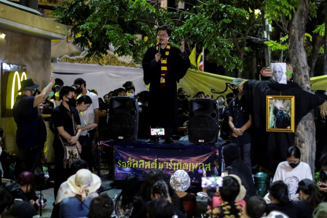 He questioned Thailand’s monarchy dressed as Harry Potter. Now he’s in jail for 34 years Arnon Nampa dressed as Harry Potter gives a speech at the protest in August 2020.