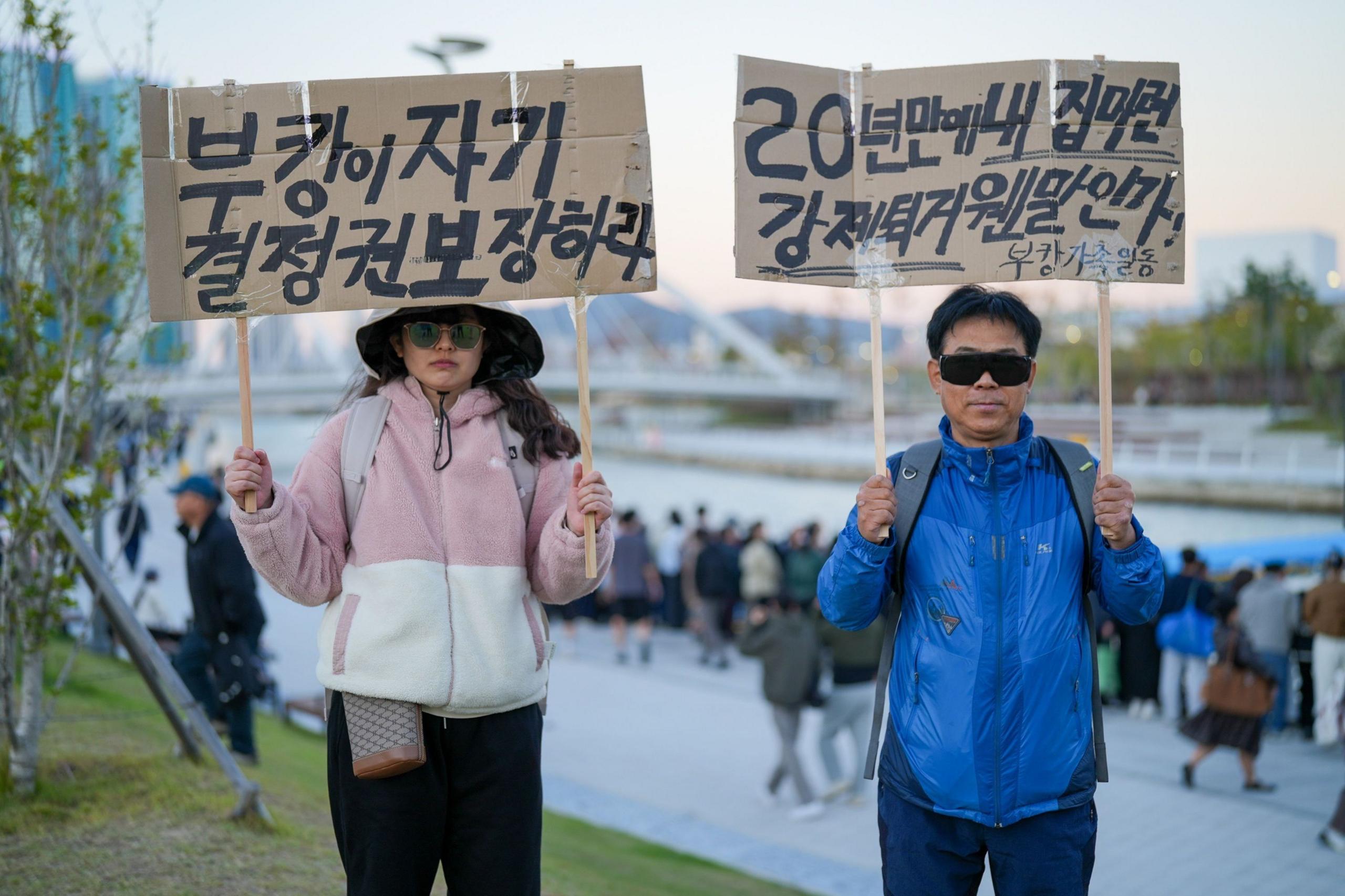 Protesters demanding officials "protect Bukangi's right to self-determination"  and questioning why they are "evicting" her from her chosen "home"