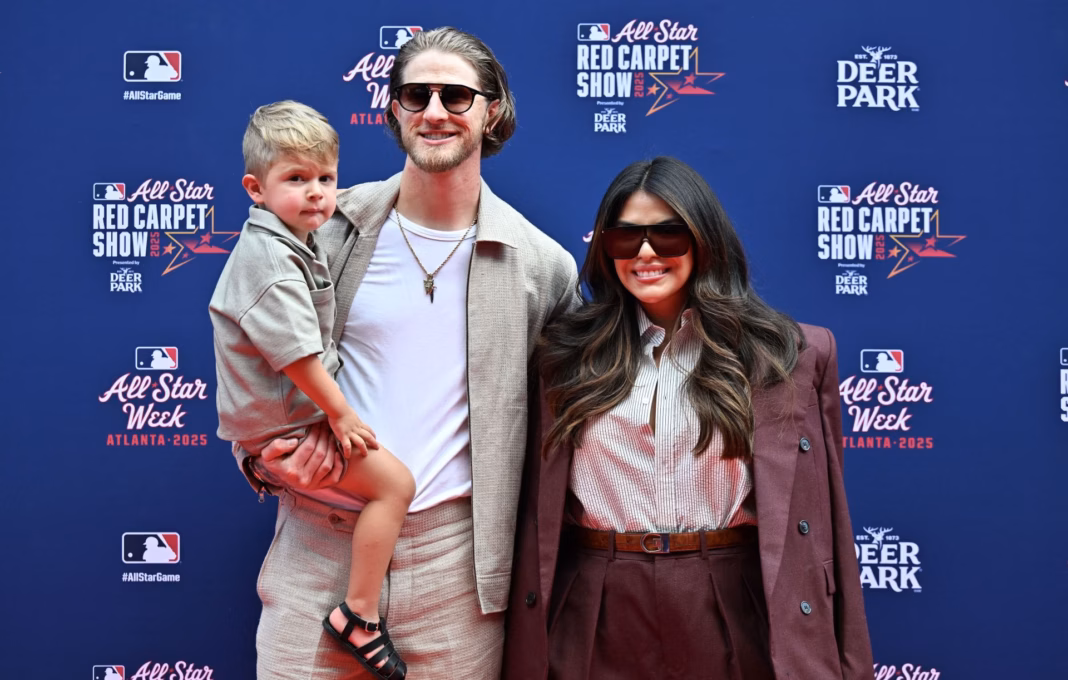 PICTURE: Josh Hader’s wife Maria rocks graphic T-shirt with multicolor striped straight-leg jeans, shares mirror selfie PICTURE: Josh Hader’s wife Maria rocks graphic T-shirt with multicolor striped straight-leg jeans, shares mirror selfie