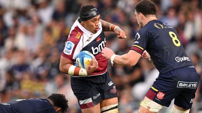 Richie Asiata carrying the ball