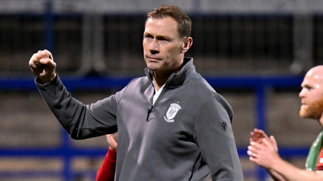 From WiFi to ‘relief’ – how was Ferguson’s Irish League debut? Duncan Ferguson with the fans at full time