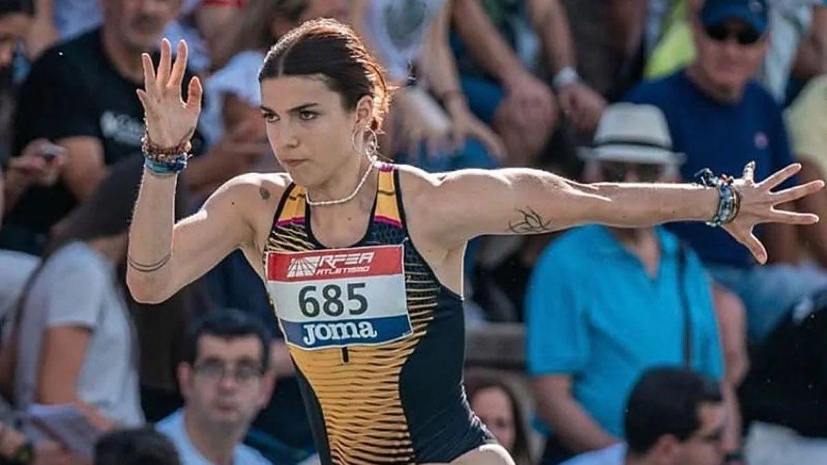 Julieta Gallego during a competition. She is a young woman wearing an athletics singlet.